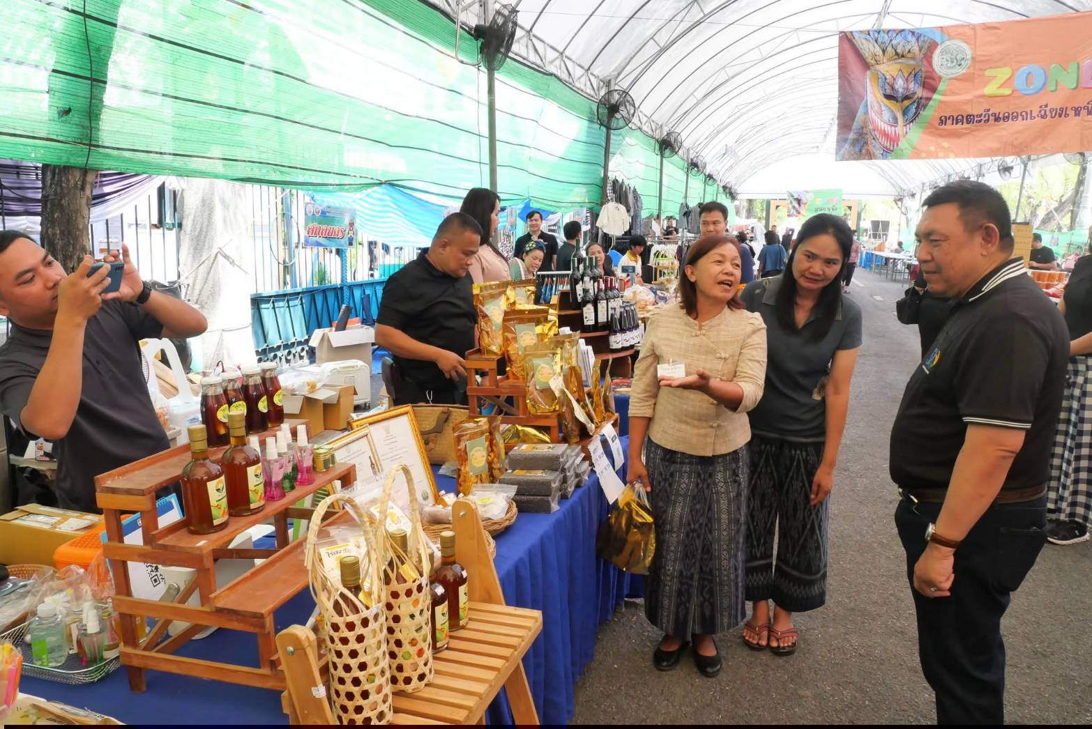 title - เลขาธิการ ส.ป.ก. เยี่ยมทักทายเกษตรกรและซื้อสินค้าในบรรยากาศวันสุดท้ายของการออกร้านขายสินค้า จากเขตปฏิรูปที่ดิน ส่งท้ายงานครบรอบ 51 ปี ส.ป.ก. ณ สำนักงานการปฏิรูปที่ดินเพื่อเกษตรกรรม